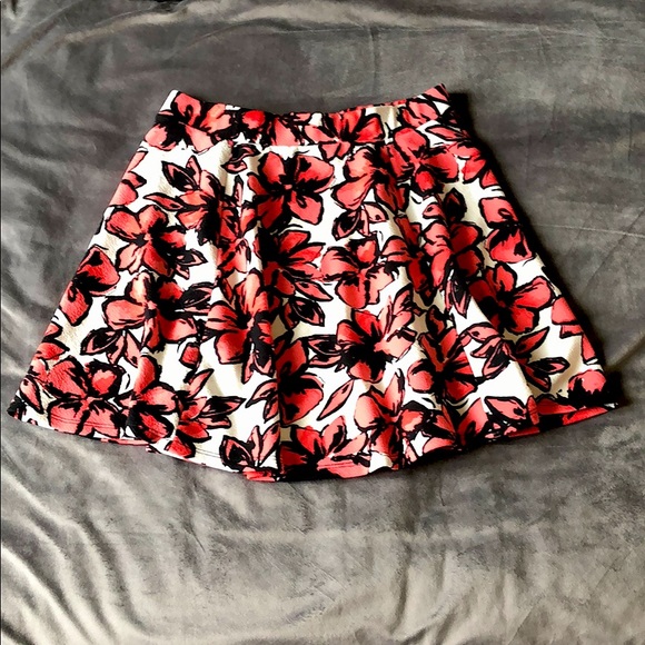 Floral skirt! - Picture 1 of 2